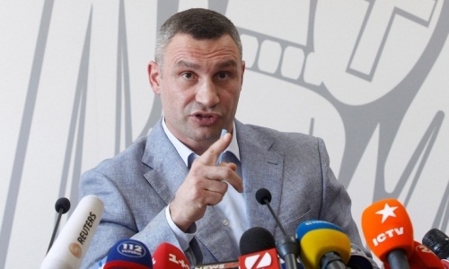 Виталий Кличко помыл руки в боксёрских перчатках. Забавное видео