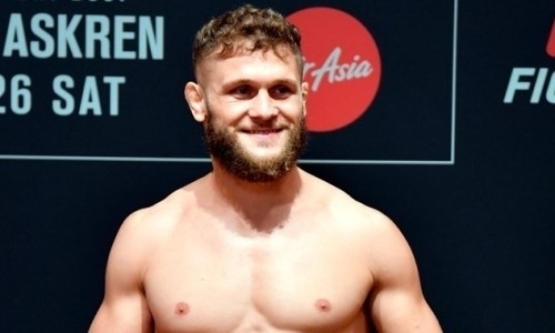Уроженец Казахстана после исторической победы в UFC повторил трюк из «Матрицы». Видео