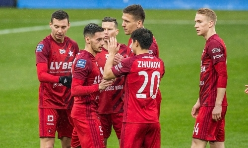 Европейский клуб игрока сборной Казахстана проведет матч с принципиальным соперником, несмотря на приостановку чемпионата