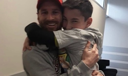 Казахстанец обнял Лионеля Месси и выложил трогательное фото в Сеть