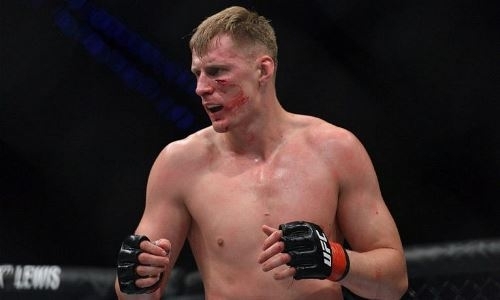 «Пытается выглядеть альфа-самцом». Российский тяжеловес из UFC объяснил дерзкие вызовы Емельяненко