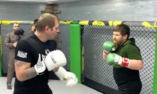 Емельяненко показал, как Кадыров помогает ему «бороться с ленью»