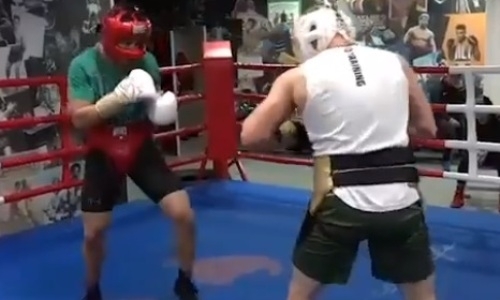 Два непобежденных казахстанских боксера вышли в ринг друг против друга. Видео