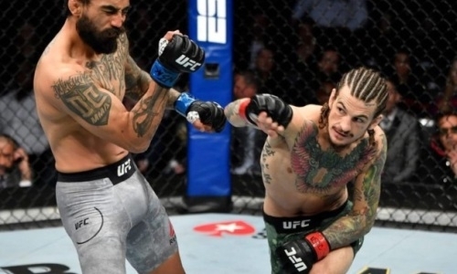 Непобежденный американец из UFC потряс соперника хай-киком и добил «молотками» за две минуты. Видео нокаута