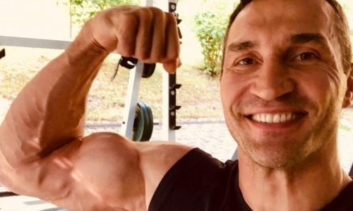 Не каждый повторит. Знаменитый уроженец Казахстана запустил веселый «челлендж». Видео