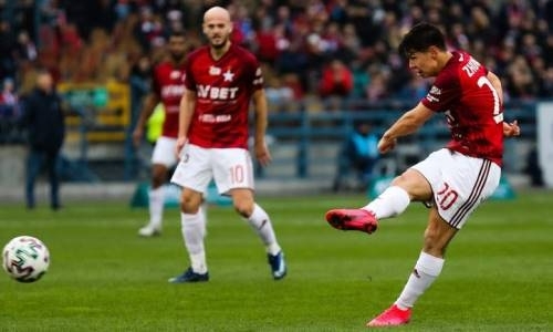 «Ведет себя на поле, как солдат на фронте». Казахстанского футболиста сравнили с великим советским военачальником