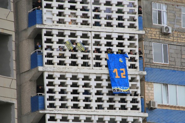 Назло запретам. Болельщики «Каспия» нашли необычный способ вживую посмотреть матч с «Астаной». Фото