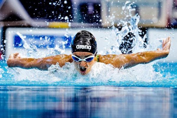 «Как безногая ящерица». Слепая пловчиха из Казахстана рвет шаблоны в Германии и поражает своей красотой и сексуальностью