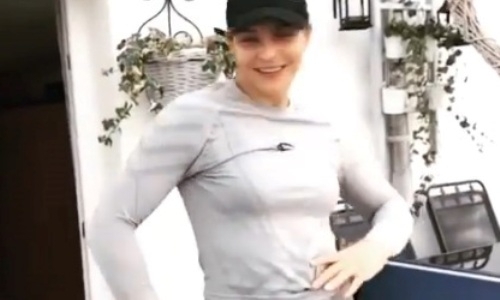 Экс-чемпионка мира WBC и WBO из Казахстана репетирует прикольный танец в честь победы над коронавирусом. Видео