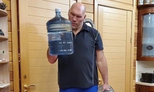 Николай Валуев блеснул выдумкой и придумал новый способ заниматься спортом дома. Фото