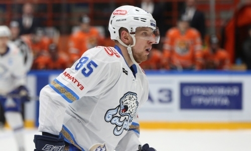 Защитник «Барыса» провел зажигательную тренировку с женой во время карантина. Видео