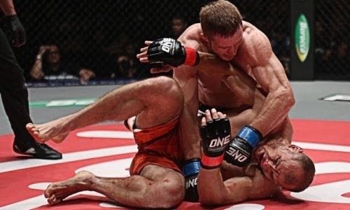 «Дом в огне» против «чудовищного колена». Бой казахстанца включен в ТОП-5 лучших турнира ONE Championship. Видео