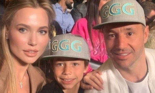 Звездный хоккеист из НХЛ вместе с женой провел тренировку в форме Головкина. Видео