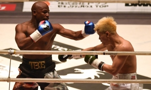 Опубликовано видео с издевательской победой Флойда Мэйвезера над японским кикбоксером