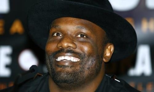 Будущий соперник чемпиона мира проводит время на карантине с коровами. Фото