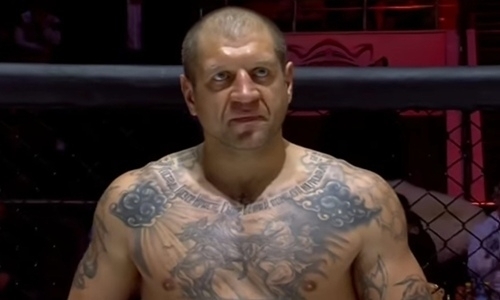 Александр Емельяненко внезапно решил удивить всех вокальными данными. Видео