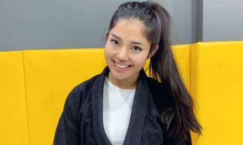 Известная казахстанская спортсменка провела эфир с трехкратным чемпионом мира. Видео