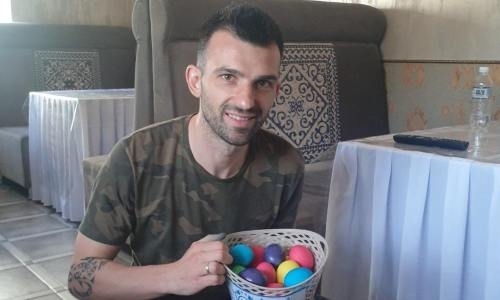 «Покрасил яйца». Запертый в Казахстане футболист из Сербии поразил своими занятиями. Видео