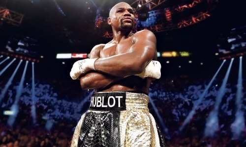 Избил одной рукой. Мэйвезер показал впечатляющую физическую форму. Видео