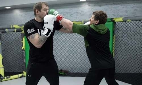 «Теперь ты будешь более уважительно...». Российский боец высмеял Емельяненко и пристыдил его Кадыровым. Видео