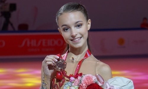 Ученица тренера Турсынбаевой повторила упражнения своих домашних животных. Видео