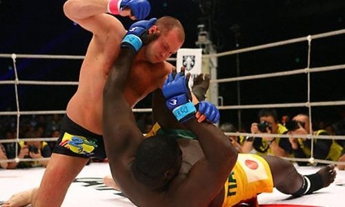 UFC опубликовал видео легендарного боя Федора Емельяненко против бразильского гиганта с нокаутом за 26 секунд