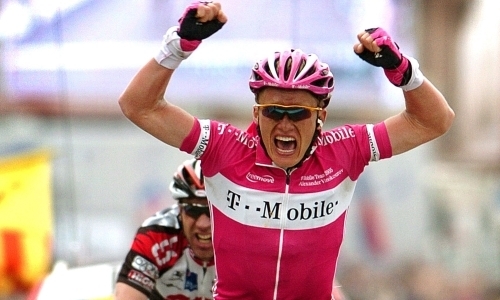 Ровно 15 лет назад. За рубежом вспомнили историческую победу Александра Винокурова