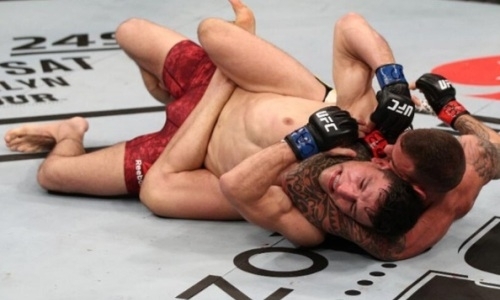 Файтер из UFC выиграл бой за 44 секунды на пустой арене. Видео