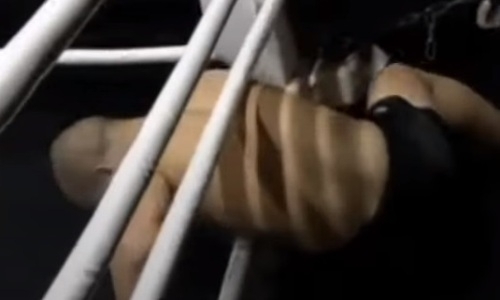 Дебютанта избили и выкинули из ринга за две минуты на турнире по ММА. Видео нокаута