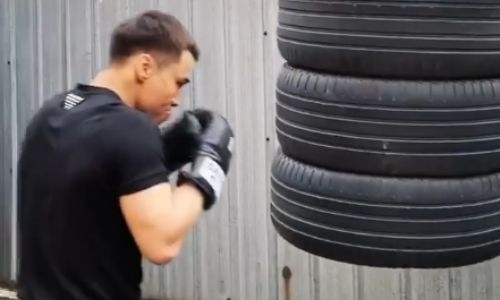 Батыр Джукембаев лупит по покрышкам на карантине. Видео