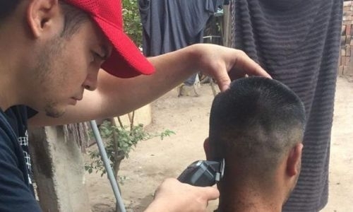 Уже есть на хлеб. Оставшийся без работы экс-чемпион мира «El Dragonсito» стал парикмахером