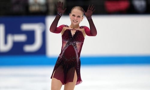 Ученица тренера Турсынбаевой провела тренировку с собакой на руках. Видео