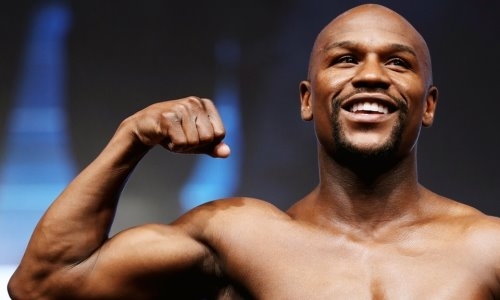 Мэйвезер раскрыл секрет долголетия в спорте и готовит новых чемпионов. Видео