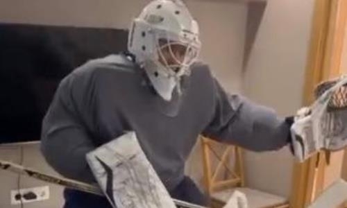 Казахстанский вратарь исполнил «лунную походку» в экипировке. Видео