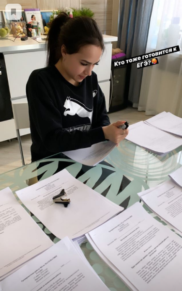 Звездная соперница Турсынбаевой из России показала, как готовится к экзаменам