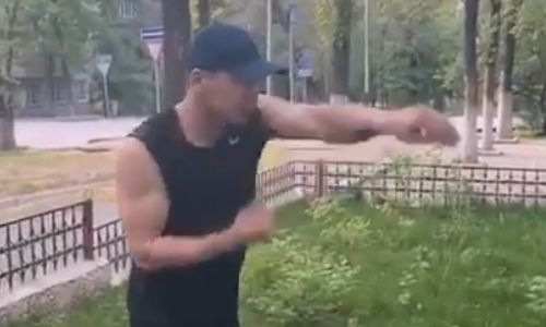 Небитый казахстанский средневес присоединился к «ударному» челленджу на карантине. Видео