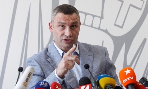 Виталий Кличко подстриг сам себя под песню Coronavirus. Видео