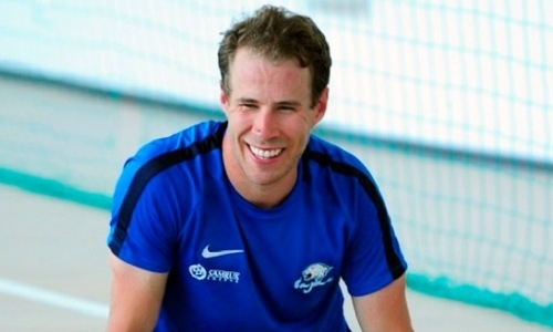 «Он умеет нырять?». Известный инсайдер оценил переход лучшего бомбардира «Барыса» в «Авангард»