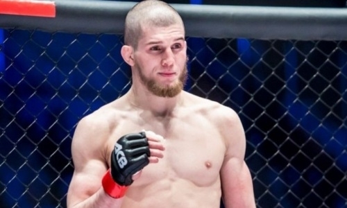 «Я сильнее его во всех аспектах». Российский файтер озвучил дату боя с казахстанцем Резниковым