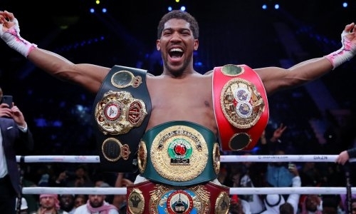 «Дурачит людей глупыми оправданиями». Джошуа обвинили в избегании боя с чемпионом мира