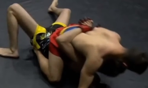 18-летний дебютант ММА сдался уже спустя 80 секунд в своем первом бою. Видео