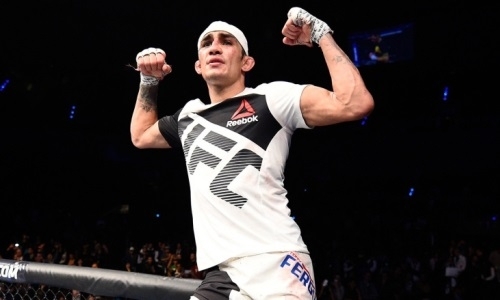 Тони Фергюсон залез в ледяную ванну перед титульным боем в UFC. Фото