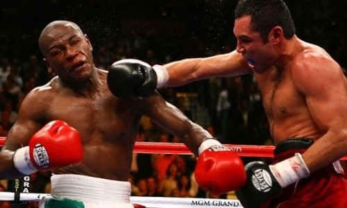 Бой лучших боксеров P4P. 13 лет назад Мэйвезер в непростом поединке одолел Де Ла Хойю. Видео