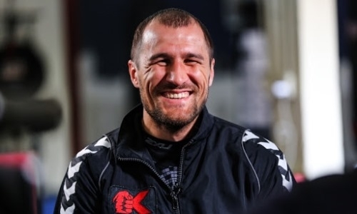 «Подкрадывается незаметно». Экс-чемпион мира показал ситуацию в магазинах во время эпидемии. Видео