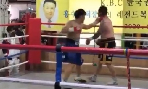 Никакой защиты. Полутяж лицом принял серию сильных ударов и был нокаутирован. Видео