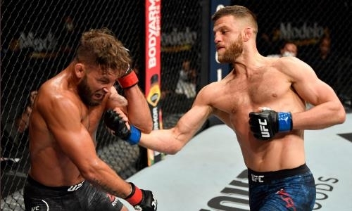 Крутым нокаутом после удара локтем завершился бой именитых американцев на UFC 249. Видео