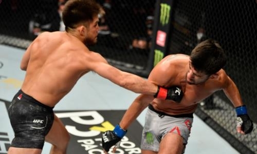 Чемпион UFC за 2 секунды до конца раунда зрелищным нокаутом защитил титул перед боем Фергюсона. Видео