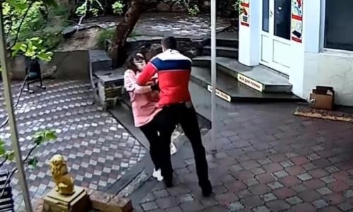 Тренер по MMA из Петербурга избил продавщицу в Крыму из-за просьбы надеть маску. Видео