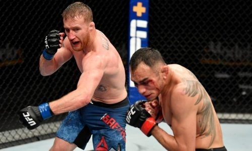 Как они так насчитали? В Сети появилось фото судейских записок боя Фергюсон — Гэтжи