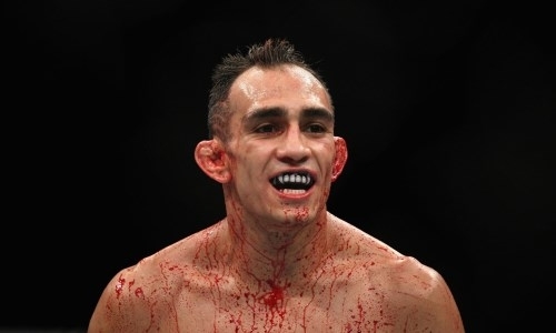 Фергюсон танцует с капельницей в больнице после поражения нокаутом от Гэтжи. Видео